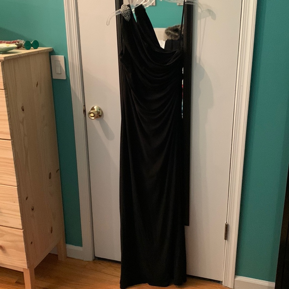 Beautiful LIKE NEW Lauren by Ralph Lauren Formal one shoulder gown. Size 12P.